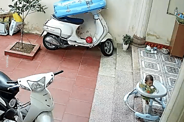 Ông bố xuất chiêu nhỏ mà có võ, chỉ vỡ 1 quả trứng trị dứt thói quen xấu ngồi chơi trên cửa sổ của con gái-3