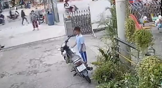 Bé trai trộm túi đồ treo trên xe rồi cùng đồng minh rời khỏi hiện trường, camera bóc cảnh đáng phẫn nộ-1