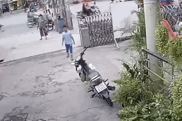 Bé trai trộm túi đồ treo trên xe rồi cùng 