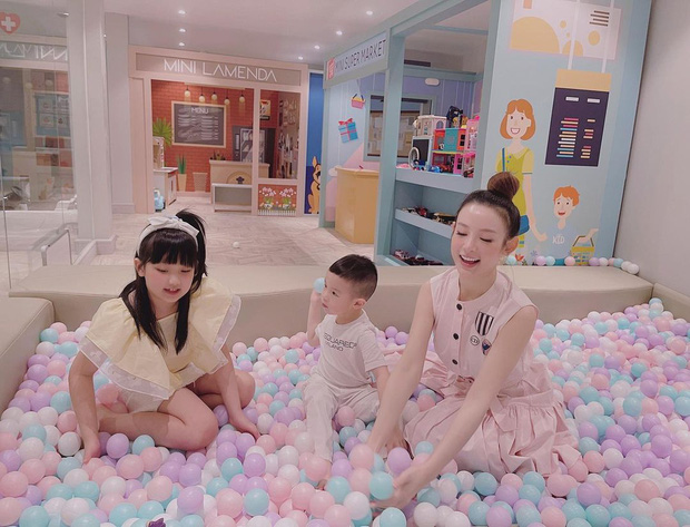 Hiếm lắm mới thấy cậu út nhà Huyền Baby lộ diện, giật luôn spotlight đường cong hiểm hóc của mẹ-2