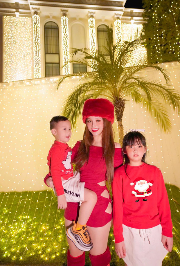 Hiếm lắm mới thấy cậu út nhà Huyền Baby lộ diện, giật luôn spotlight đường cong hiểm hóc của mẹ-1