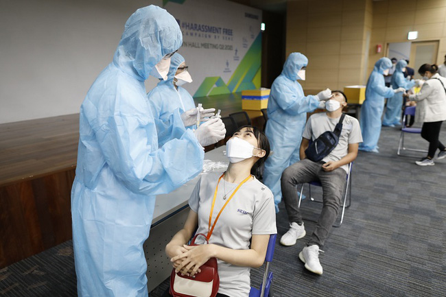 Vụ thổi giá kit test Covid-19: Người dân có được hoàn lại khoản tiền đã bị móc túi?-1