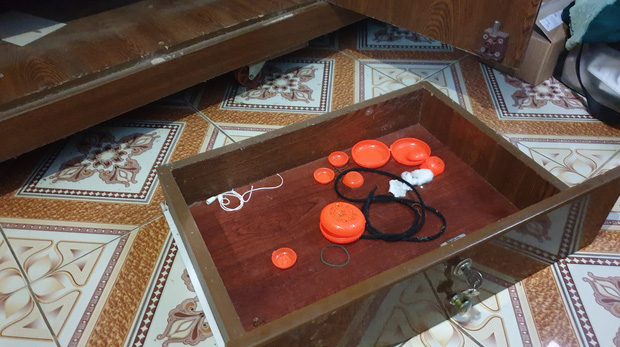 Ra ngoài ăn tối trong ít phút, bị trộm đột nhập vào nhà cuỗm” 8 cây vàng-2