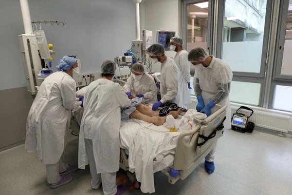 Giới khoa học Anh phát hiện điều bất ngờ về biến thể Omicron-1