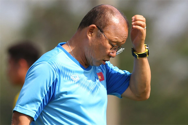 Thói quen xấu của ĐTVN: Cứ hơi một chút là nhảy dựng lên?-4