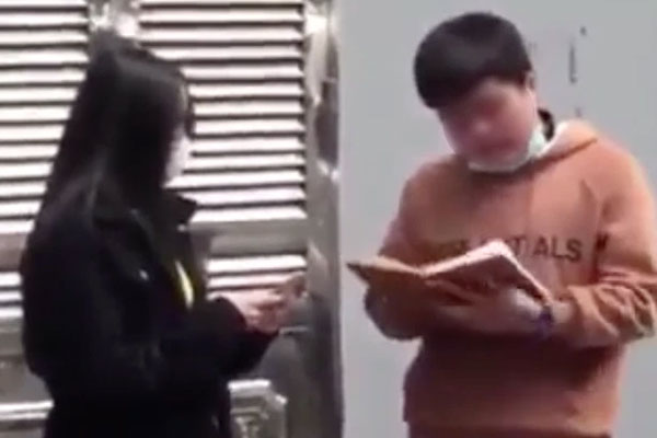 Màn đánh ghen thần chưởng: Chồng đạp đổ cửa phòng trọ bắt quả tang vợ cùng nhân tình không mặc quần đang abcxyz-2