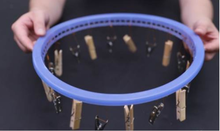 Khi bán phế liệu, đừng vứt bỏ những rổ rau cũ, chỉ cần sửa sang lại và đặt chúng trên ban công, bạn sẽ giật mình vì điều này-5