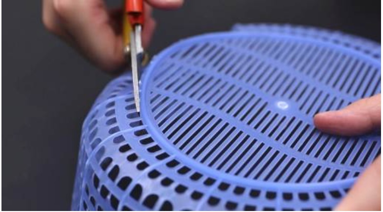 Khi bán phế liệu, đừng vứt bỏ những rổ rau cũ, chỉ cần sửa sang lại và đặt chúng trên ban công, bạn sẽ giật mình vì điều này-7