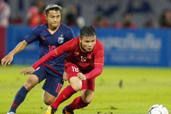 Theerathon đánh vào mặt Quang Hải, Quế Hải sút bóng vào mặt đối thủ nhưng may mắn thoát thẻ phạt-9