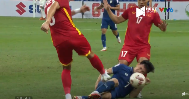 Theerathon đánh vào mặt Quang Hải, Quế Hải sút bóng vào mặt đối thủ nhưng may mắn thoát thẻ phạt-2