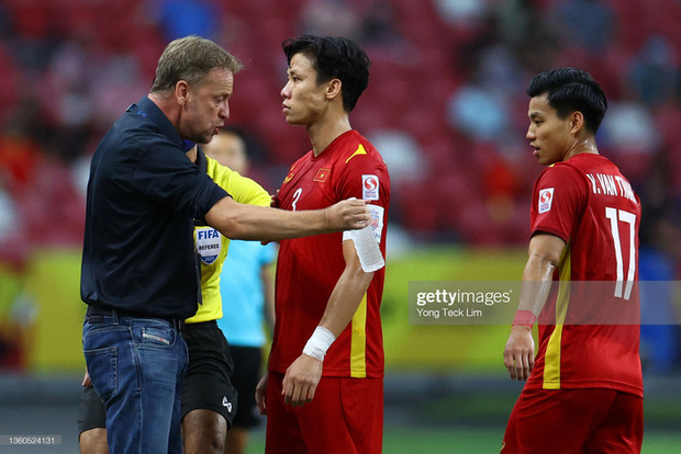 Theerathon đánh vào mặt Quang Hải, Quế Hải sút bóng vào mặt đối thủ nhưng may mắn thoát thẻ phạt-3