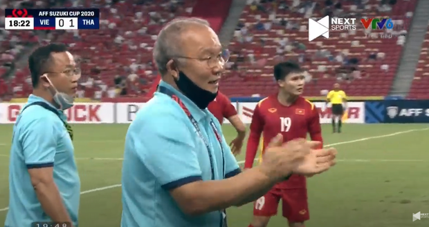 Theerathon đánh vào mặt Quang Hải, Quế Hải sút bóng vào mặt đối thủ nhưng may mắn thoát thẻ phạt-7