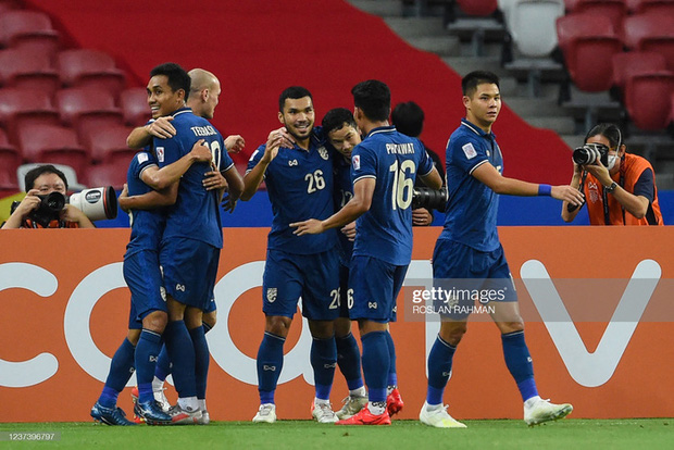 Theerathon đánh vào mặt Quang Hải, Quế Hải sút bóng vào mặt đối thủ nhưng may mắn thoát thẻ phạt-8