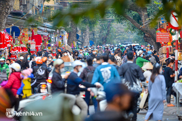 Hà Nội: Biển người chen chân vui chơi, đón Noel sớm khiến giao thông phố Hàng Mã ùn ứ-1