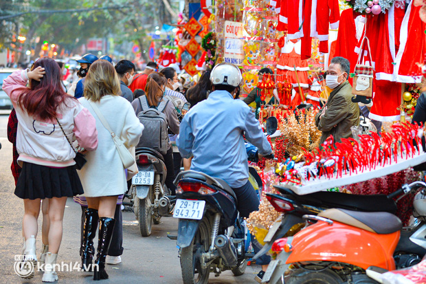 Hà Nội: Biển người chen chân vui chơi, đón Noel sớm khiến giao thông phố Hàng Mã ùn ứ-8