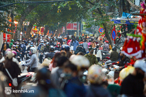 Hà Nội: Biển người chen chân vui chơi, đón Noel sớm khiến giao thông phố Hàng Mã ùn ứ-12