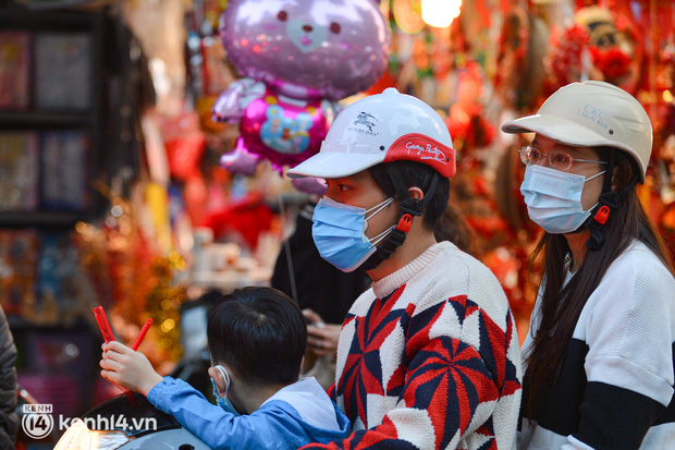 Hà Nội: Biển người chen chân vui chơi, đón Noel sớm khiến giao thông phố Hàng Mã ùn ứ-10