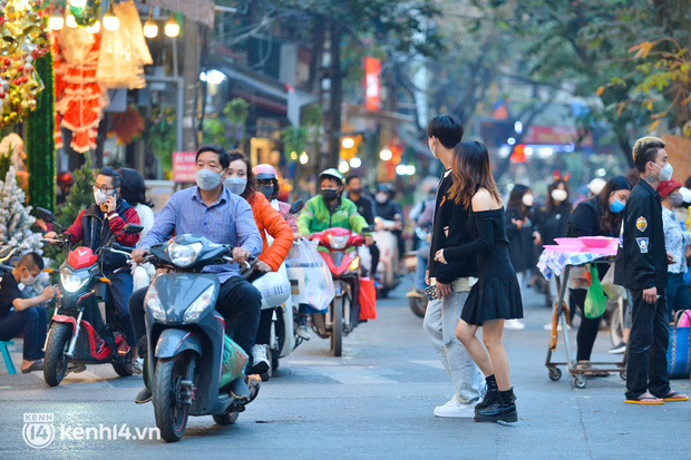 Hà Nội: Biển người chen chân vui chơi, đón Noel sớm khiến giao thông phố Hàng Mã ùn ứ-3
