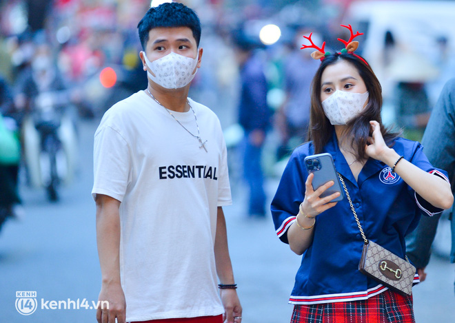 Hà Nội: Biển người chen chân vui chơi, đón Noel sớm khiến giao thông phố Hàng Mã ùn ứ-6