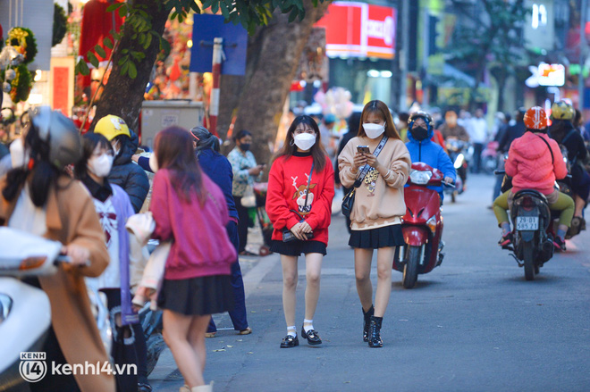 Hà Nội: Biển người chen chân vui chơi, đón Noel sớm khiến giao thông phố Hàng Mã ùn ứ-4