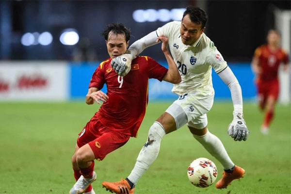 Trọng tài V.League lý giải việc thủ môn Thái Lan chỉ nhận thẻ vàng dù lao ra khỏi vòng cấm để phạm lỗi với Văn Toàn-6