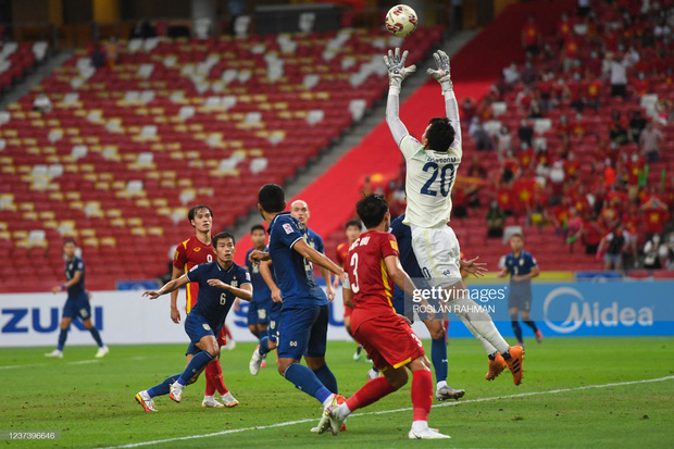 Trọng tài V.League lý giải việc thủ môn Thái Lan chỉ nhận thẻ vàng dù lao ra khỏi vòng cấm để phạm lỗi với Văn Toàn-3