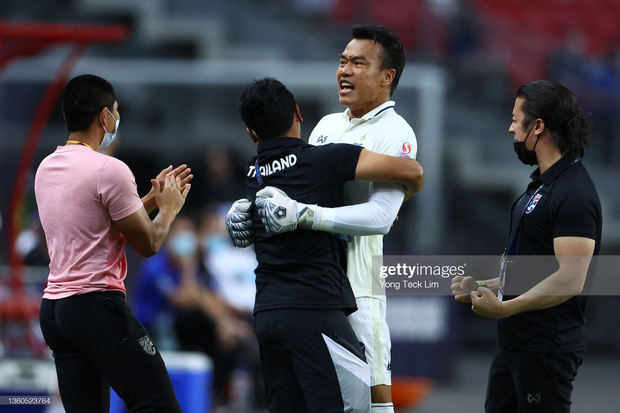Trọng tài V.League lý giải việc thủ môn Thái Lan chỉ nhận thẻ vàng dù lao ra khỏi vòng cấm để phạm lỗi với Văn Toàn-4