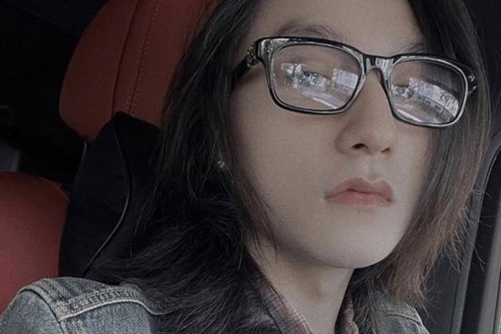 Sơn Tùng hiện tại: Tóc xõa dài lạ lẫm, đeo kính nhìn mãi chẳng ra!
