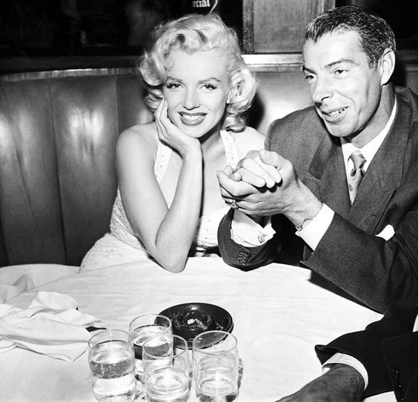 Sắc đen che kín nhục thể của Marilyn Monroe ngày chia ly người chồng vũ phu: Khóc thương cuộc tình hay mời gọi trá hình?-1