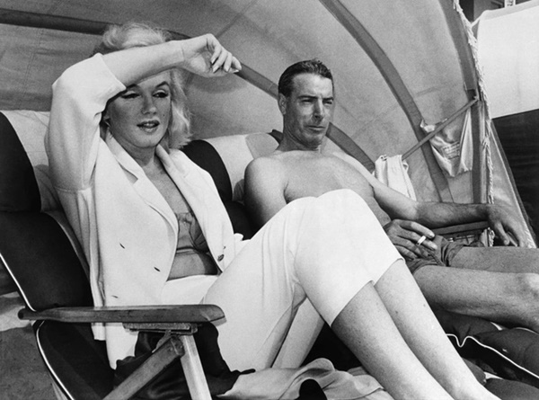 Sắc đen che kín nhục thể của Marilyn Monroe ngày chia ly người chồng vũ phu: Khóc thương cuộc tình hay mời gọi trá hình?-2