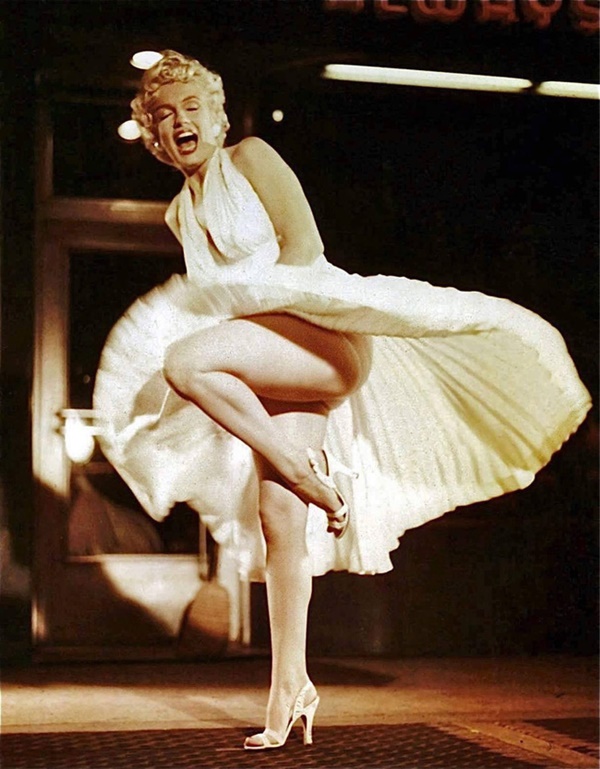 Sắc đen che kín nhục thể của Marilyn Monroe ngày chia ly người chồng vũ phu: Khóc thương cuộc tình hay mời gọi trá hình?-3