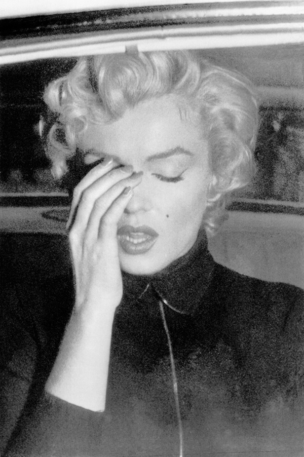 Sắc đen che kín nhục thể của Marilyn Monroe ngày chia ly người chồng vũ phu: Khóc thương cuộc tình hay mời gọi trá hình?-5