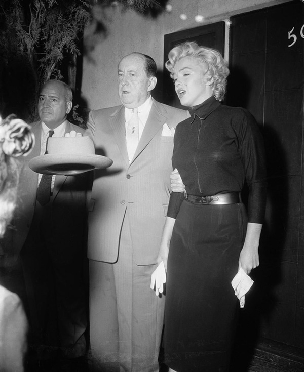 Sắc đen che kín nhục thể của Marilyn Monroe ngày chia ly người chồng vũ phu: Khóc thương cuộc tình hay mời gọi trá hình?-6
