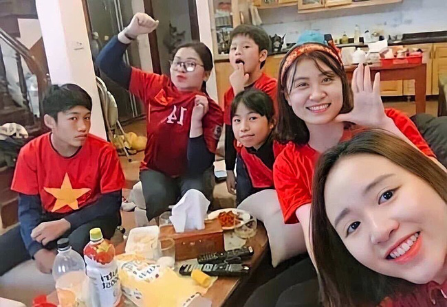 Hiếm khi xuất hiện nhưng vợ cầu thủ Xuân Trường luôn làm điều này mỗi khi có trận đấu của đội tuyển Việt Nam-1