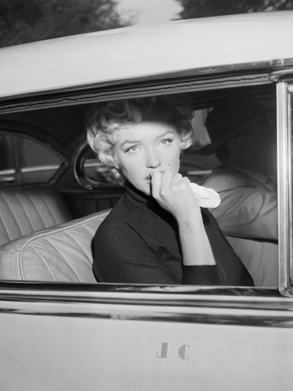 Sắc đen che kín nhục thể của Marilyn Monroe ngày chia ly người chồng vũ phu: Khóc thương cuộc tình hay mời gọi trá hình?-7