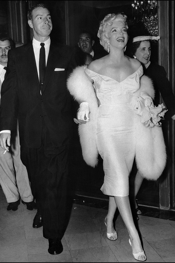 Sắc đen che kín nhục thể của Marilyn Monroe ngày chia ly người chồng vũ phu: Khóc thương cuộc tình hay mời gọi trá hình?-9