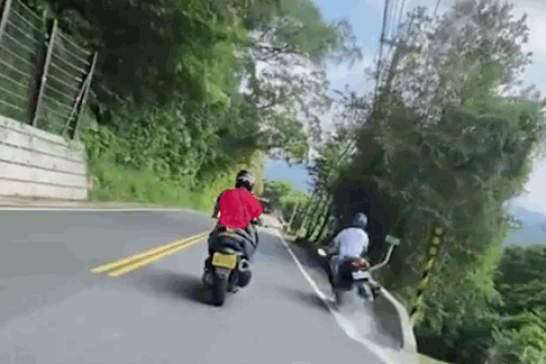 Vượt ẩu trên đường trơn trượt, ô tô bị xe tải húc nát đầu-1