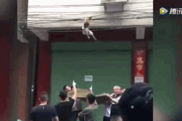 Nghẹt thở giải cứu bé gái bị trận lở tuyết chôn vùi-1