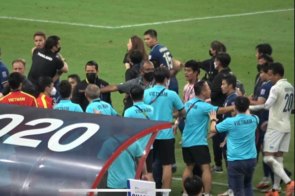 Chị gái cầu thủ Duy Mạnh vừa có hành động phản cảm với trọng tài trận Việt Nam - Thái Lan, dân mạng còn hùa theo như vui lắm!-5