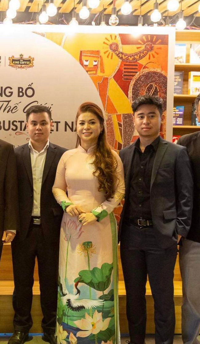 Hổ phụ sinh hổ tử: 4 người con kín như bưng của bà Diệp Thảo và vua cà phê Trung Nguyên đều du học tại Mỹ, rất ít xuất hiện trên truyền thông-2