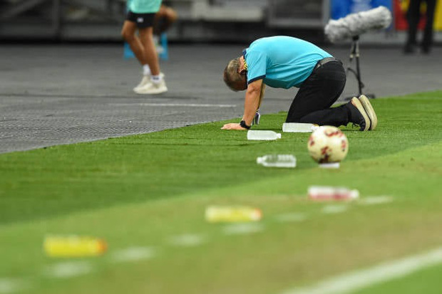 Hình ảnh đau lòng nhất : HLV Park Hang Seo quỳ rạp trên sân ngay sau khi thua Thái Lan, chưa bao giờ buồn đến thế!-1
