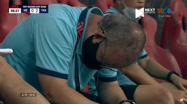 Hình ảnh đau lòng nhất : HLV Park Hang Seo quỳ rạp trên sân ngay sau khi thua Thái Lan, chưa bao giờ buồn đến thế!-2