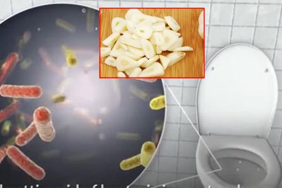 Tốt nhất là bạn nên cho tỏi vào nhà vệ sinh vào ban đêm, việc dọn dẹp trở nên dễ dàng hơn rất nhiều