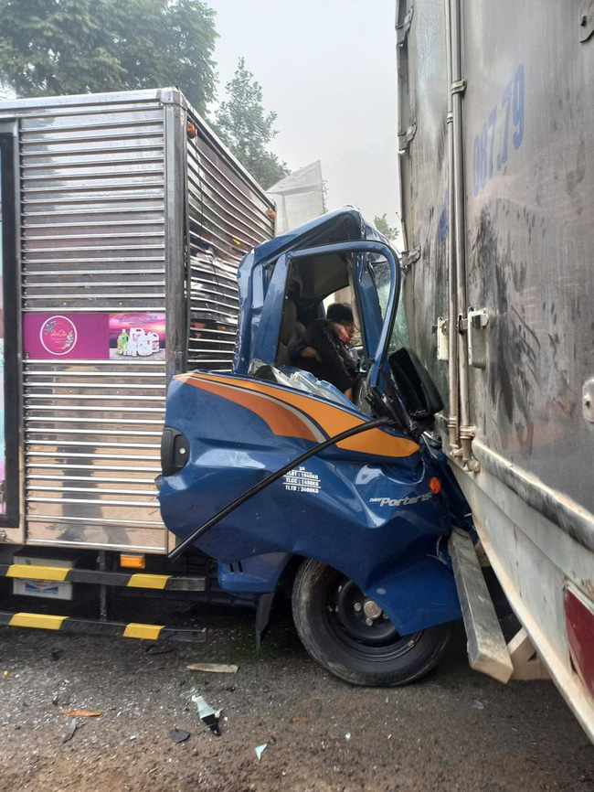 Đâm vào đuôi xe tải, vợ gục chết trong vòng tay chồng, hiện trường thương tâm gây ám ảnh-1