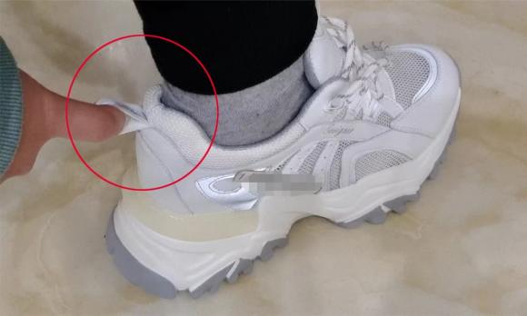 Đến hôm nay tôi mới biết rằng cái đuôi nhỏ” phía sau đôi giày cũng ẩn chứa 4 chức năng nho nhỏ! Nhiều người chưa biết sử dụng-1