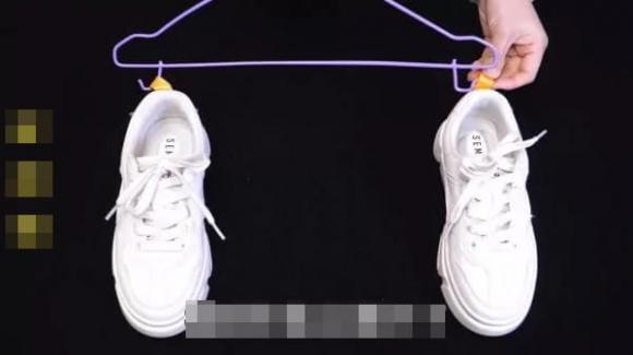 Đến hôm nay tôi mới biết rằng cái đuôi nhỏ” phía sau đôi giày cũng ẩn chứa 4 chức năng nho nhỏ! Nhiều người chưa biết sử dụng-3