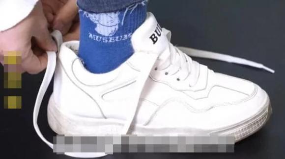 Đến hôm nay tôi mới biết rằng cái đuôi nhỏ” phía sau đôi giày cũng ẩn chứa 4 chức năng nho nhỏ! Nhiều người chưa biết sử dụng-4