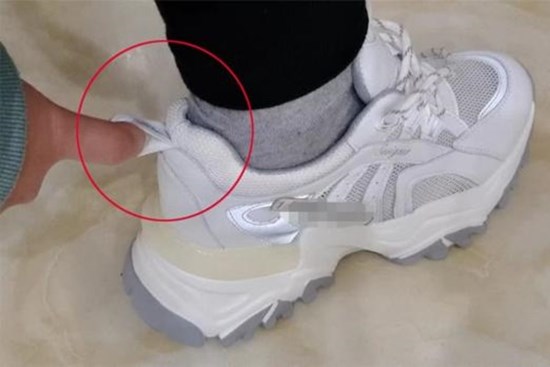 Đến hôm nay tôi mới biết rằng “cái đuôi nhỏ” phía sau đôi giày cũng ẩn chứa 4 chức năng nho nhỏ! Nhiều người chưa biết sử dụng