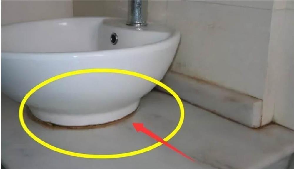 Keo dán silicone phòng tắm lâu ngày mốc meo, mách bạn một mẹo nhỏ, sau khi vệ sinh liền sạch như mới ngay!-3