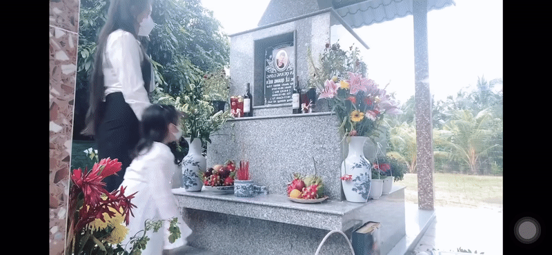Vợ và con gái tới thăm mộ Vân Quang Long trong ngày giỗ đầu, xúc động nhất là khoảnh khắc này!-3